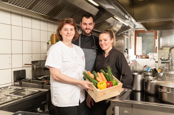 Küchenteam; Christine Filippitsch mit Tochter und Sohn